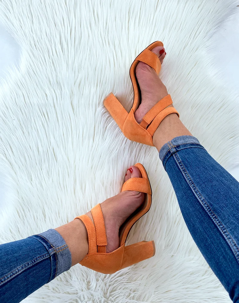 Sandales en suédine oranges à multiples brides et à talons carrés