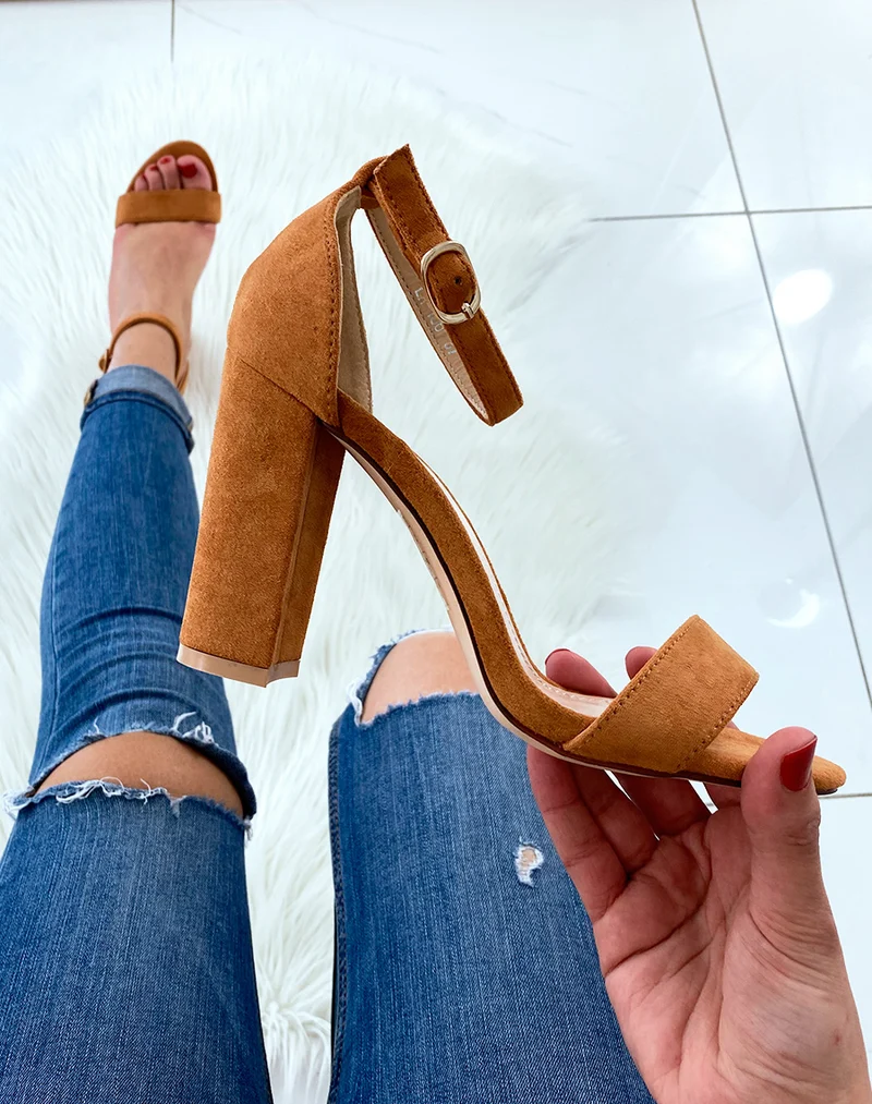 Sandales en suédine camel à talons carrés