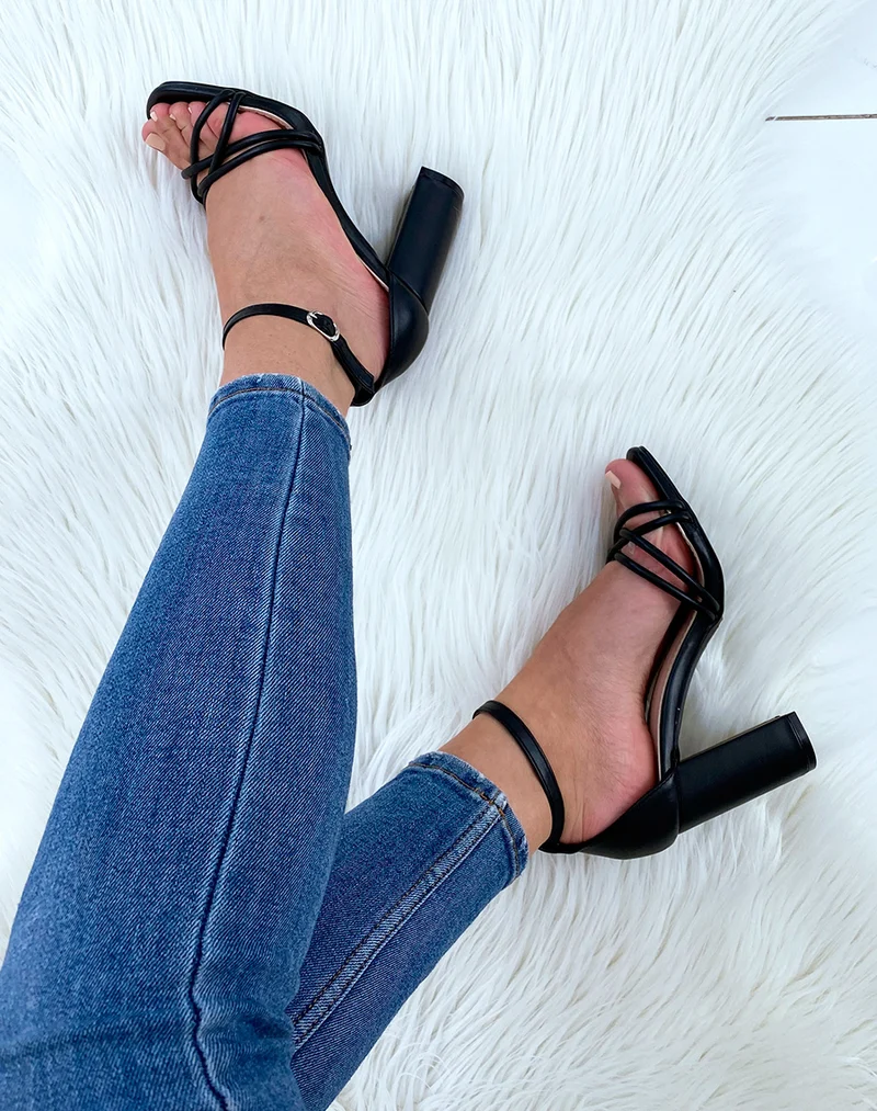 Sandales à talons noires à lanières entrecroisées