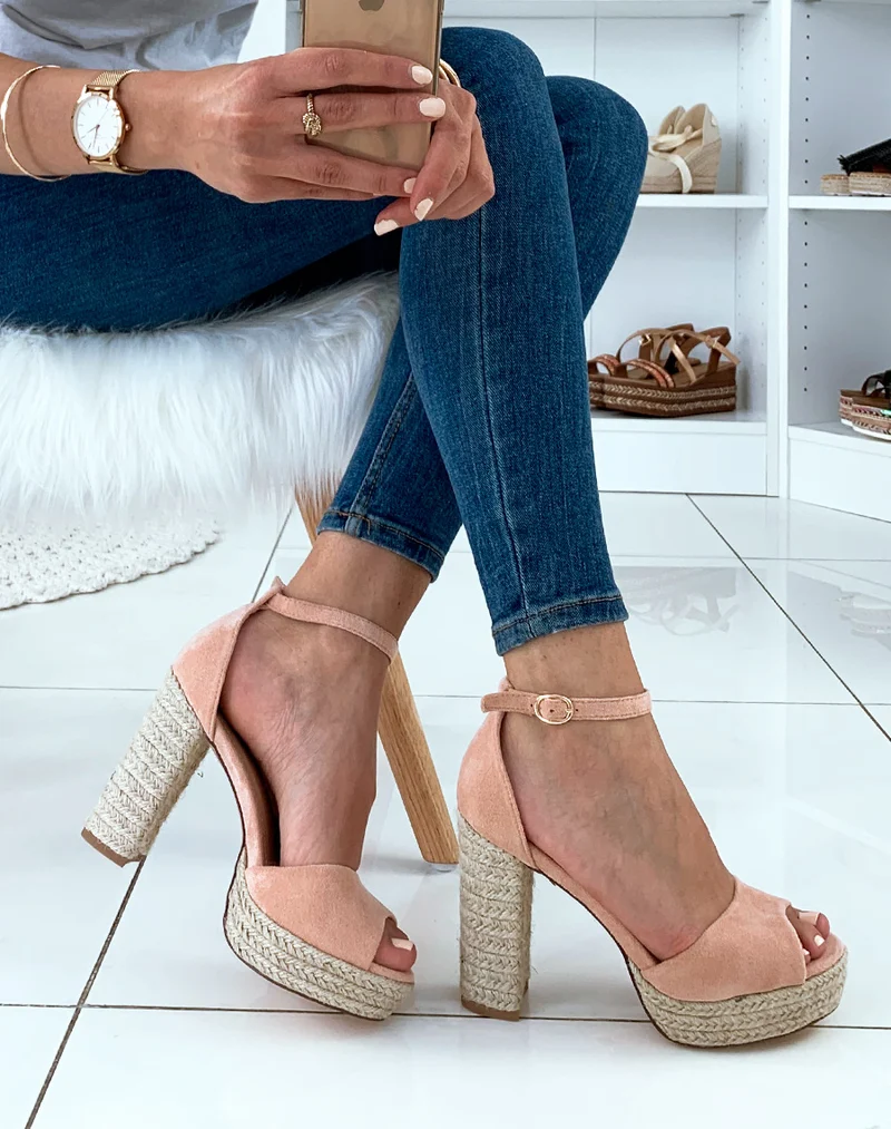 Sandales en suédine roses à talons et plateformes en corde