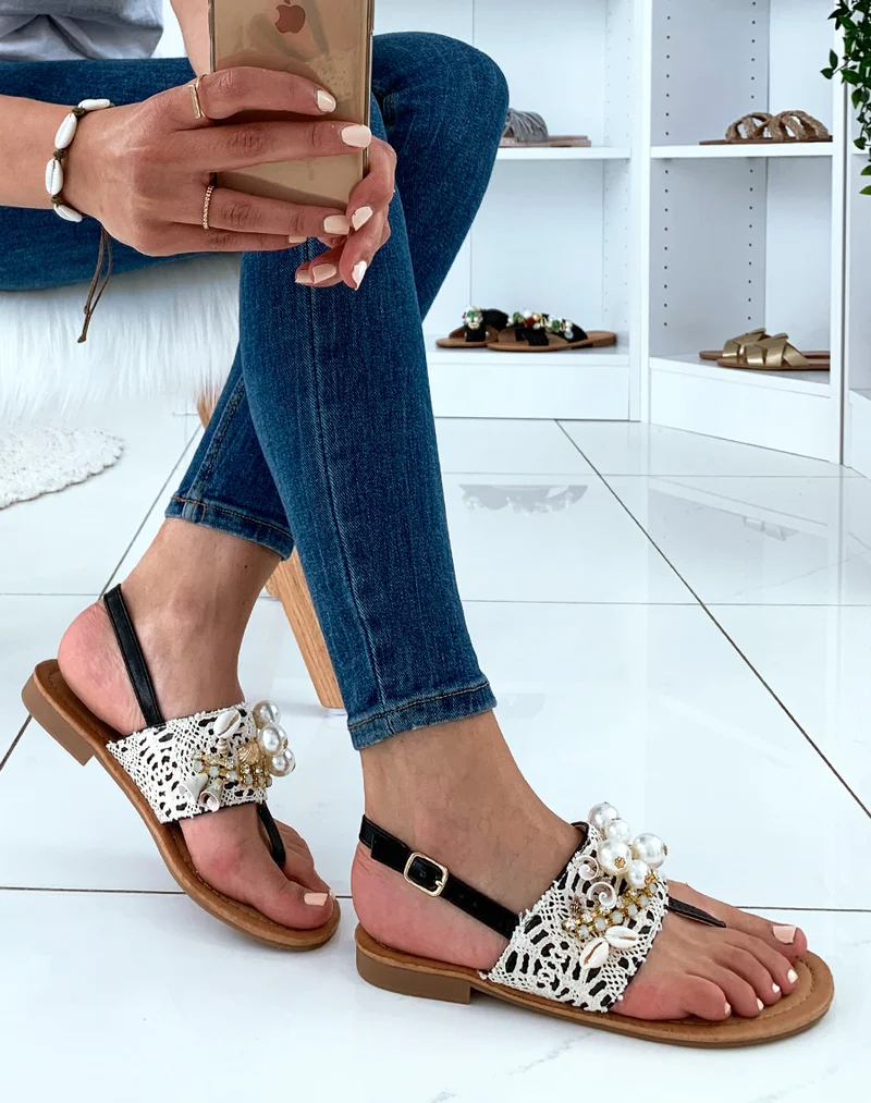Nu-pieds noirs ornées de dentelle de perles et de strass