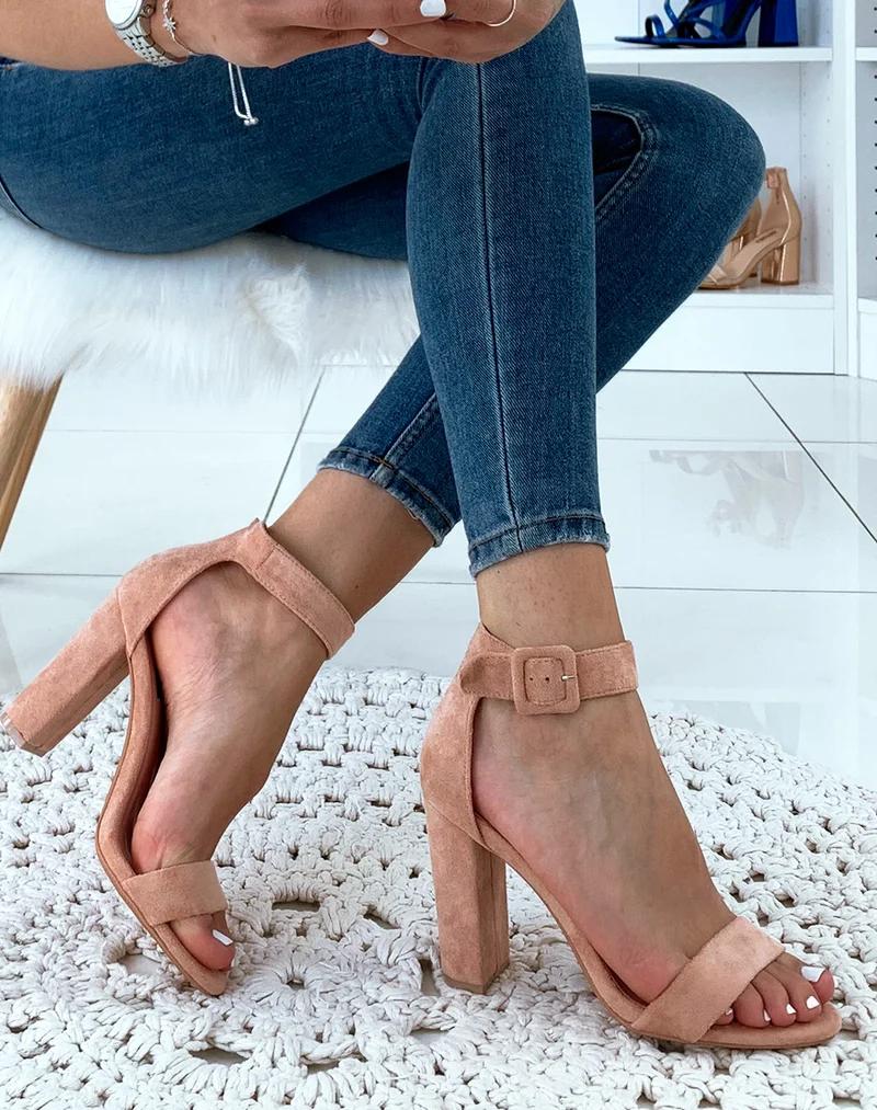 Sandales à talons roses en suédine
