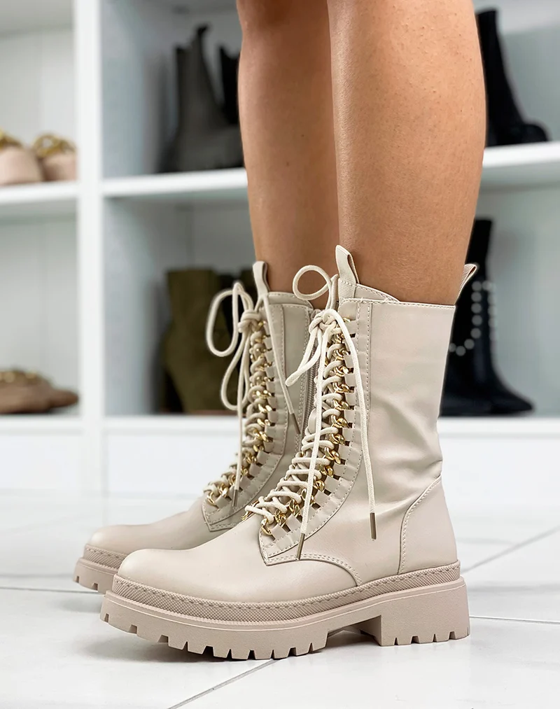Bottines hautes beiges à chaine dorée