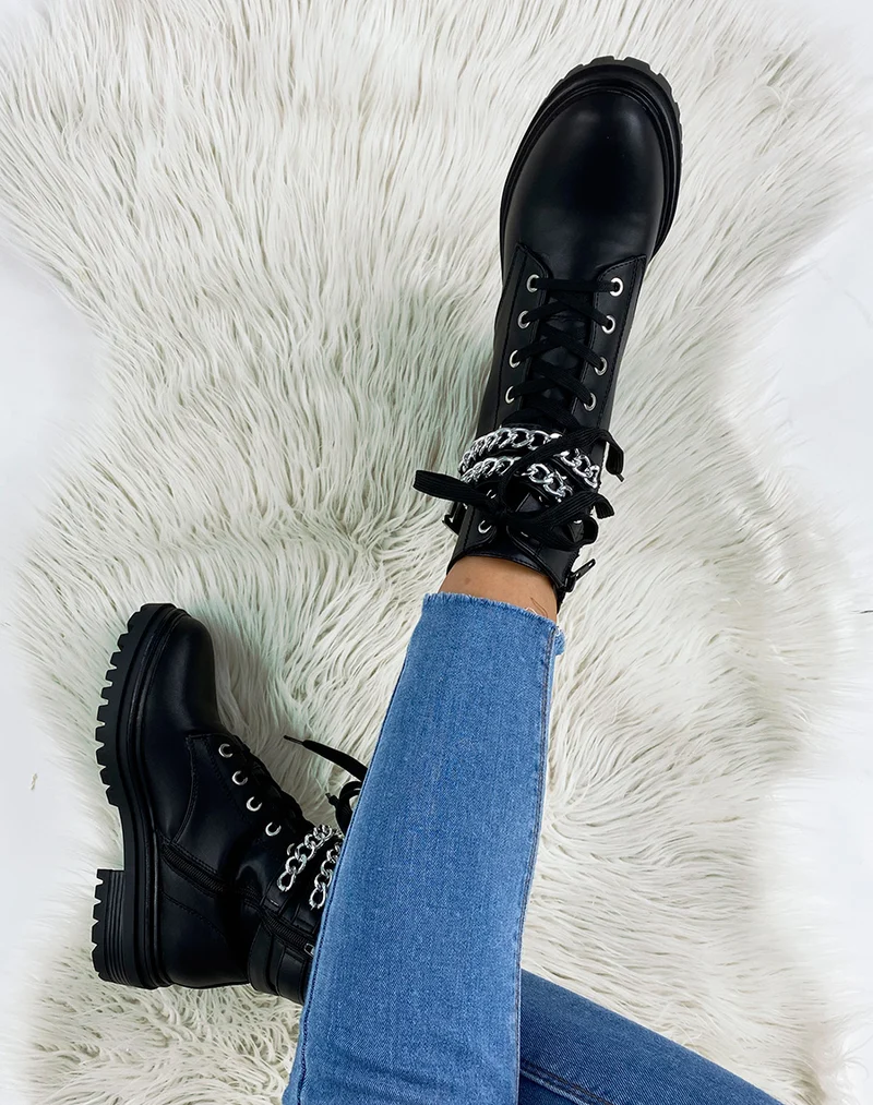 Bottines noires à doubles brides chainées