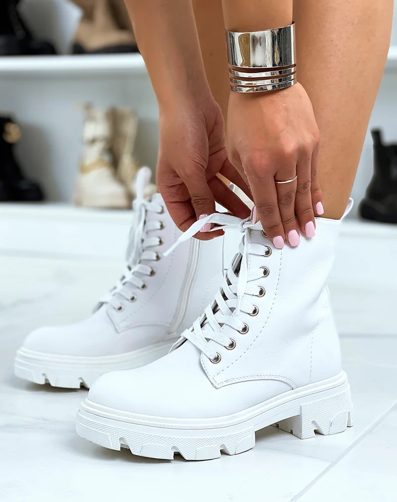 Bottines blanches montantes à lacets et semelle crantée