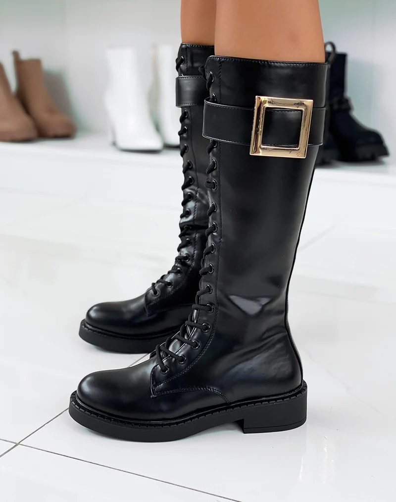Bottes hautes noires à grosse boucle dorée