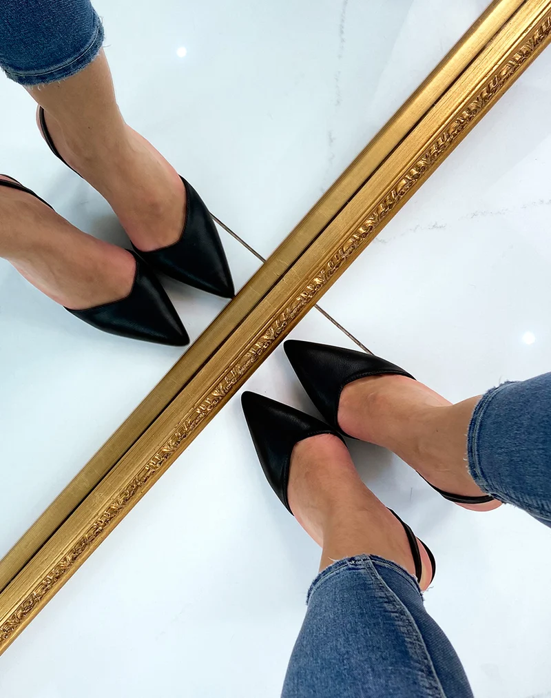 Escarpin noir à lanière fine