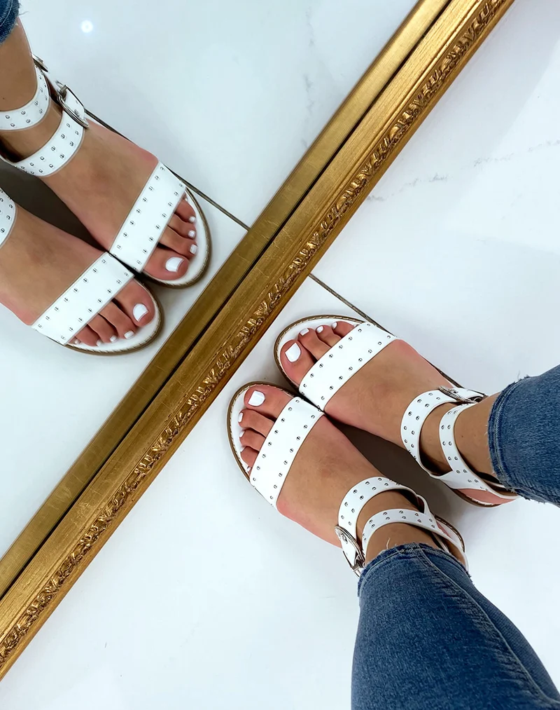 Nu-pieds blancs à détails cloutés