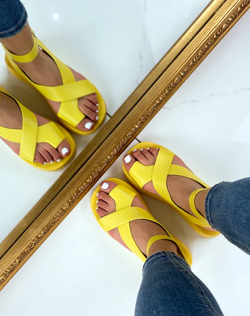 Nu-pieds jaunes à larges lanières entrecroisées