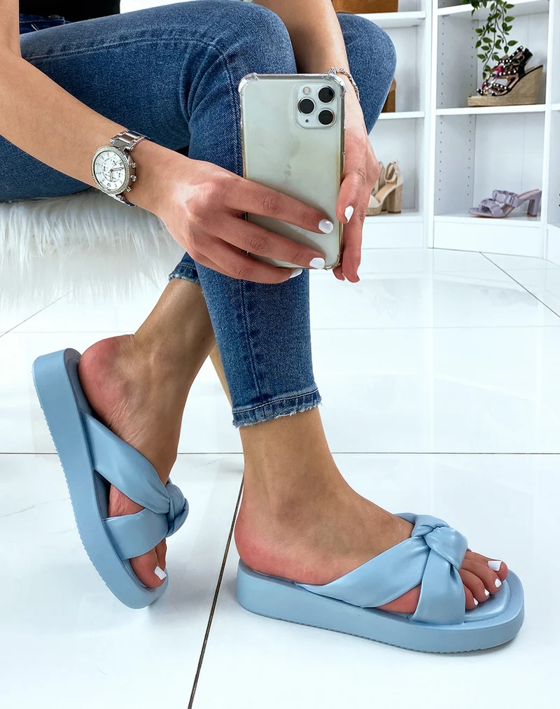 Nu-pieds bleu clair à brides larges rembourrées