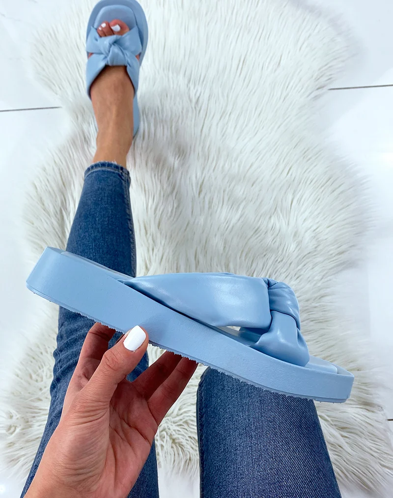 Nu-pieds bleu clair à brides larges rembourrées
