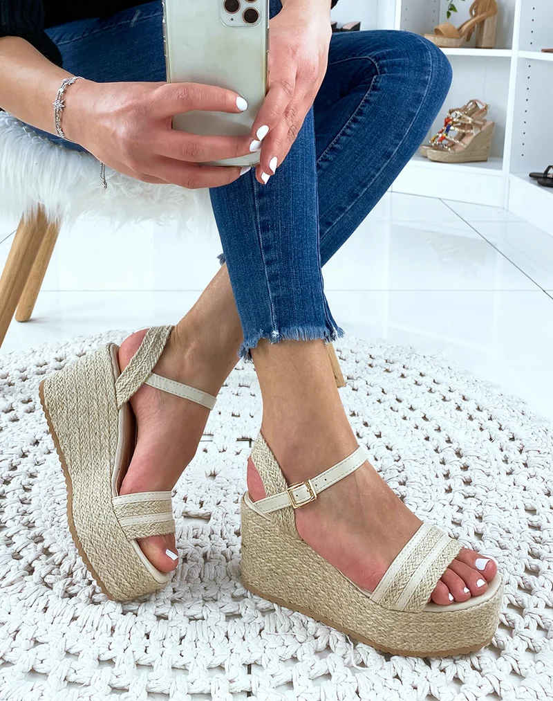 Sandales compensées beiges à brides larges tressées