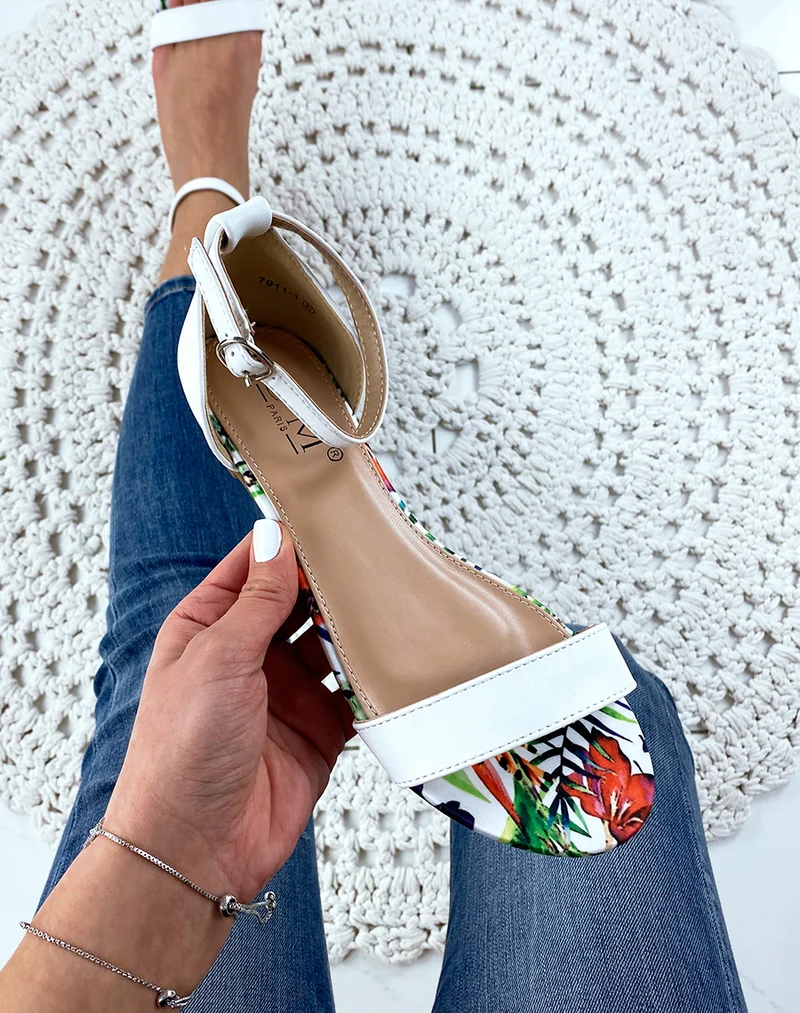 Nu-pieds blanches en simili cuir