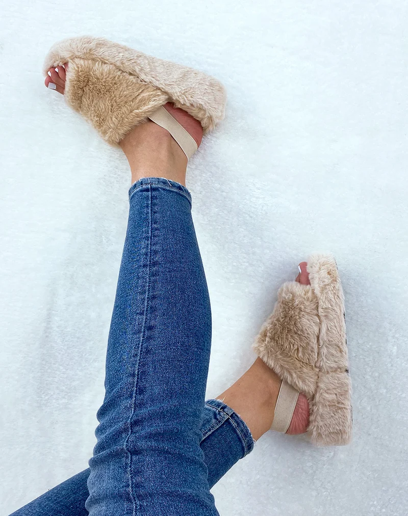 Pantoufles beige en fausse fourrure