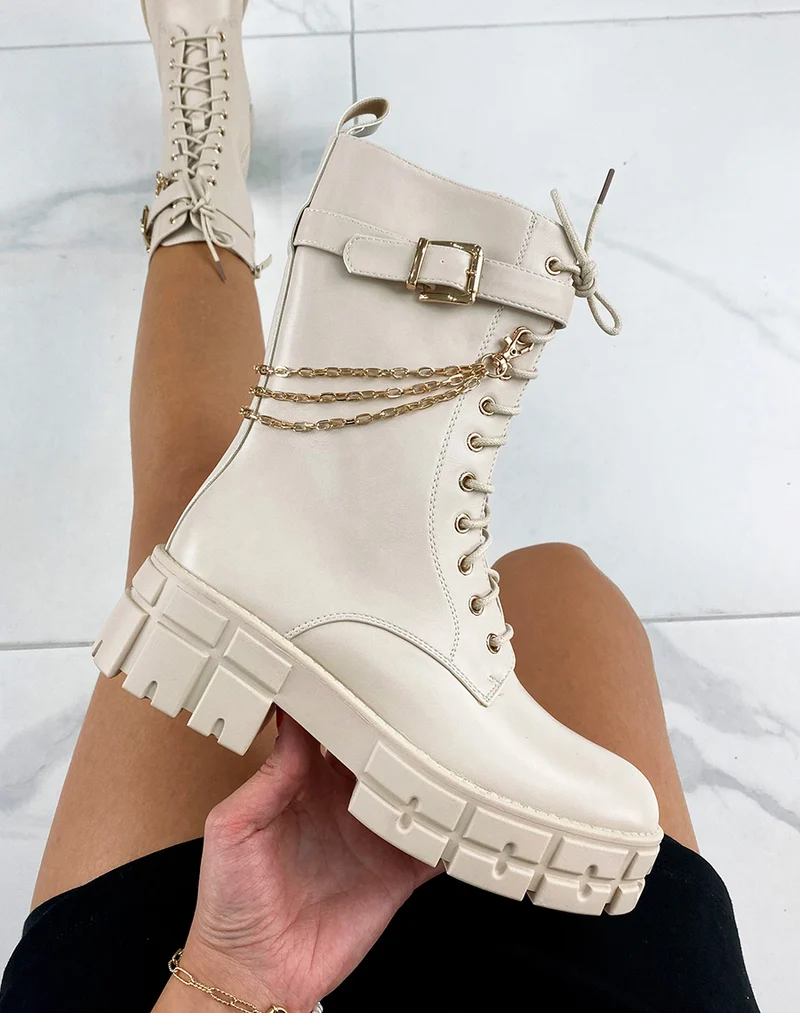 Bottines montantes beiges à lanière et triple chaînes dorée