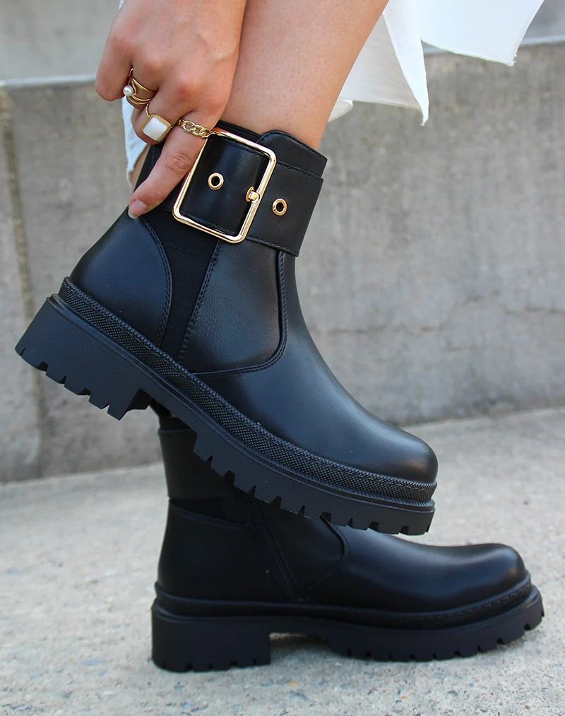 Bottines noires à lanière épaisse et dorée
