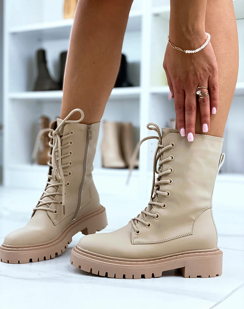 Bottines beiges montantes mattes à lacet et semelle talonnée