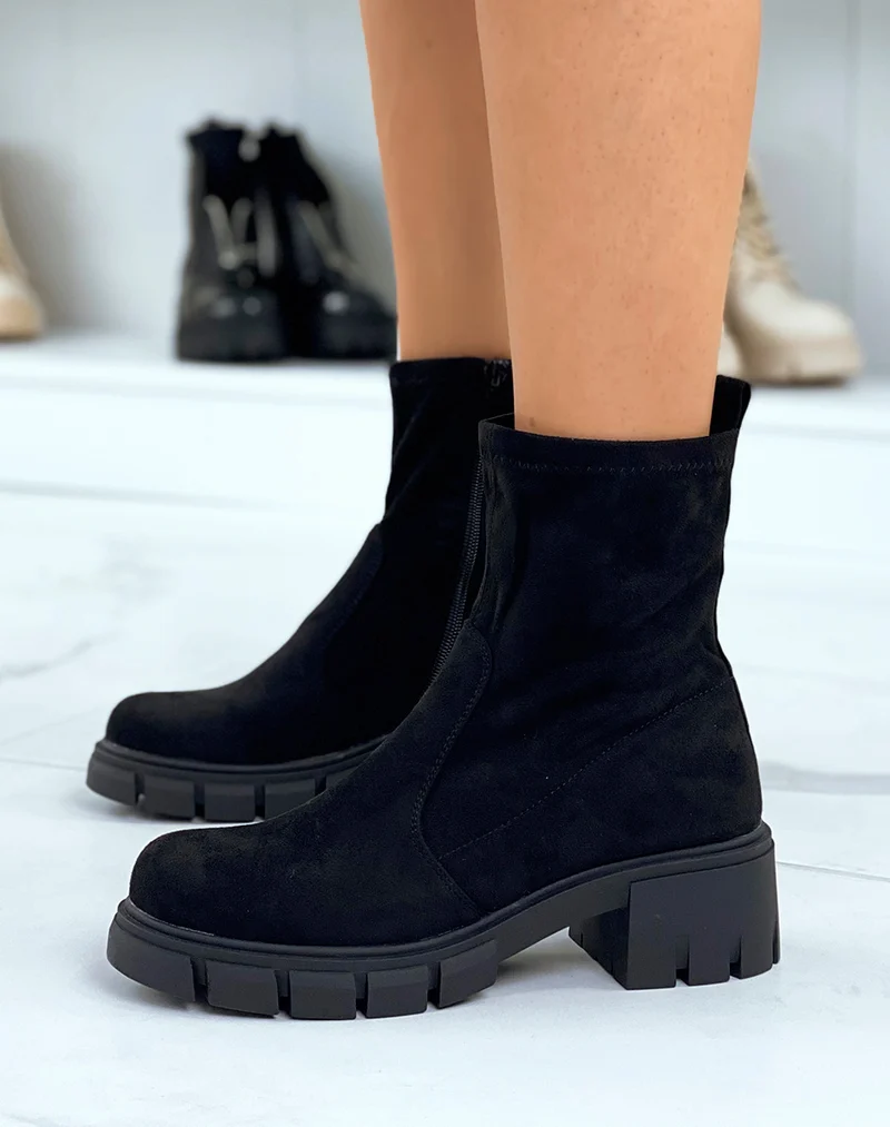 Bottines noires souples en suédine à talon cranté