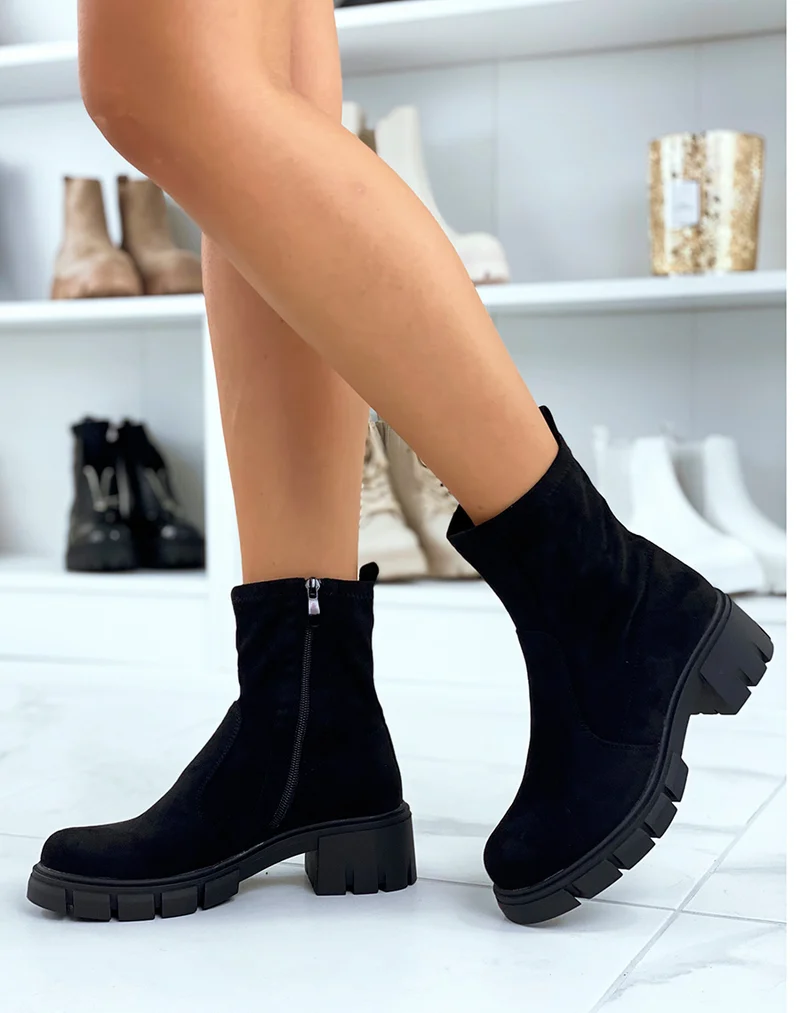 Bottines noires souples en suédine à talon cranté
