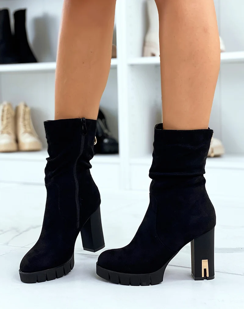 Bottines noires en suédine à talon à détail doré