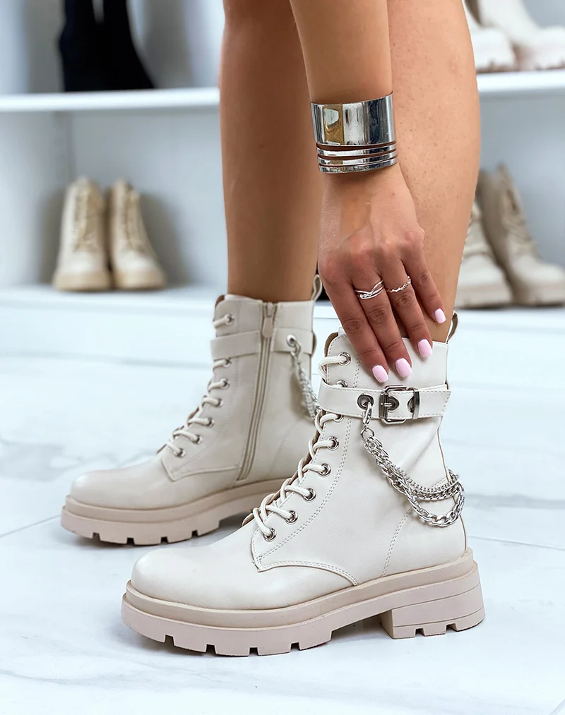 Bottines beiges à chaîne argentée