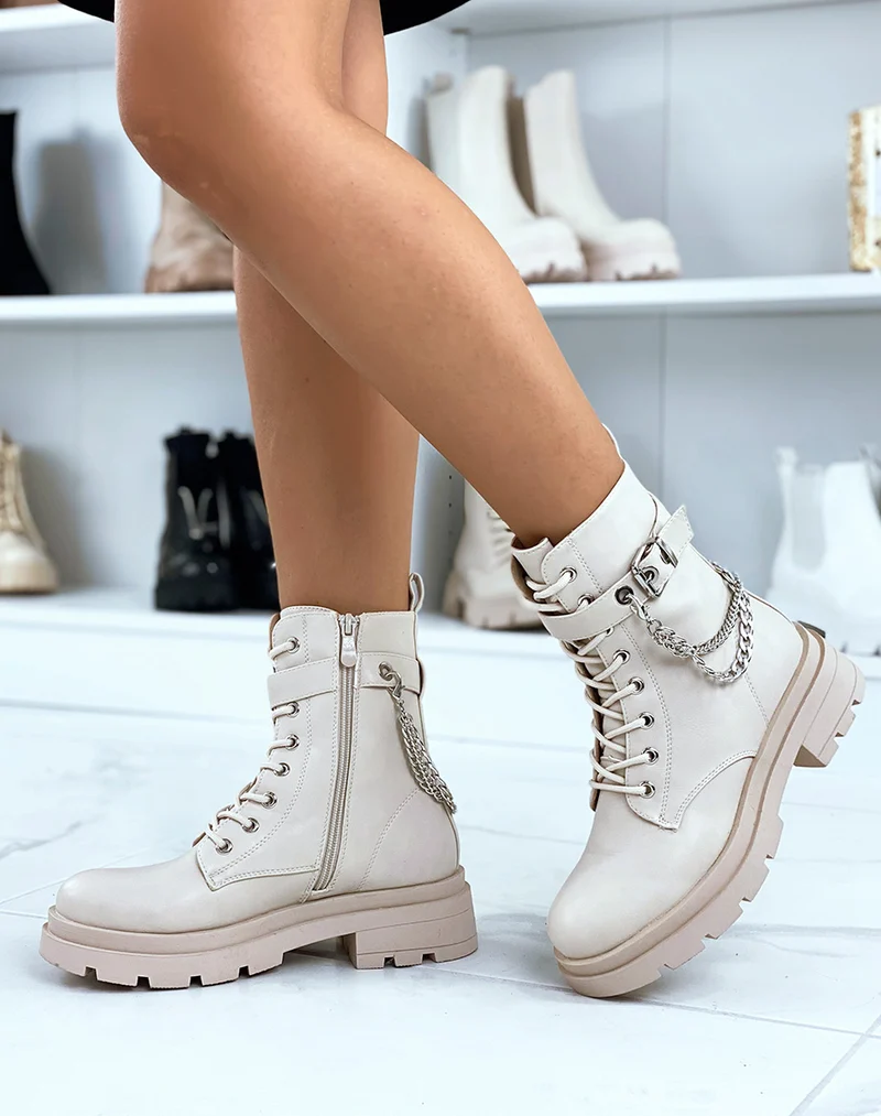 Bottines beiges à chaîne argentée