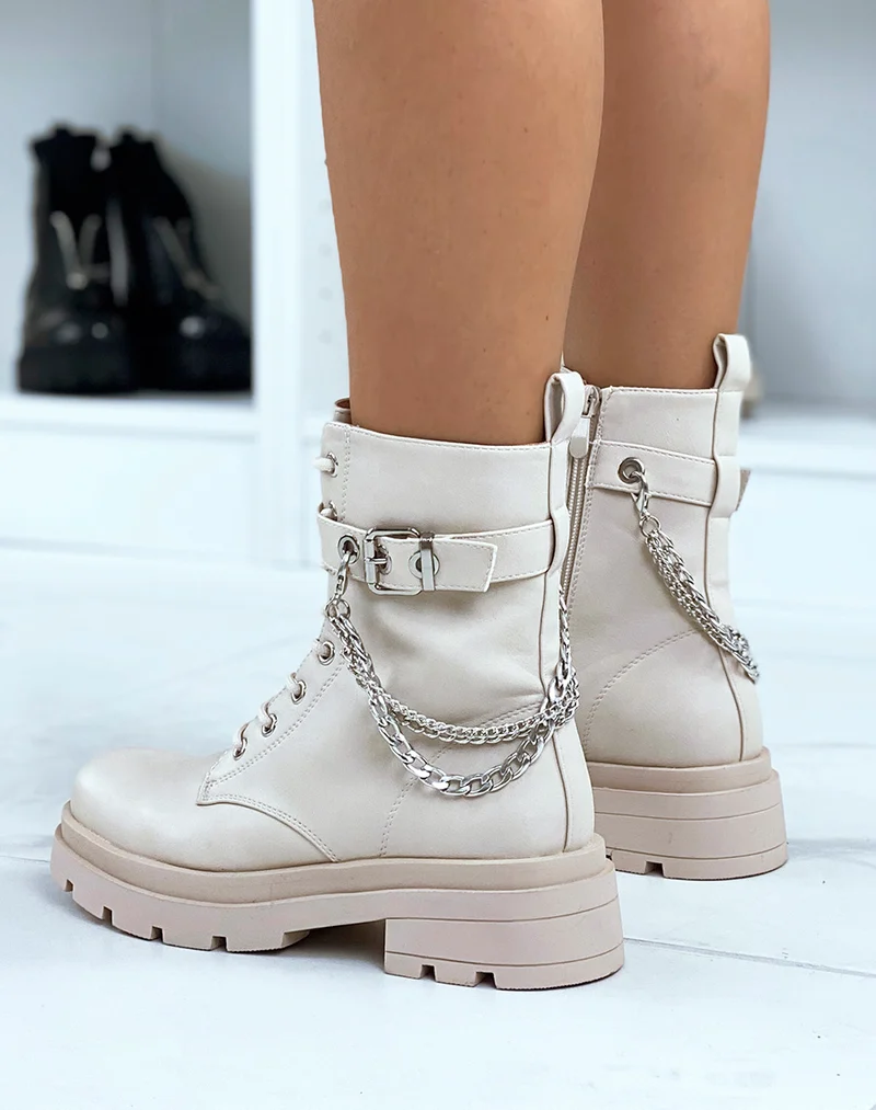 Bottines beiges à chaîne argentée