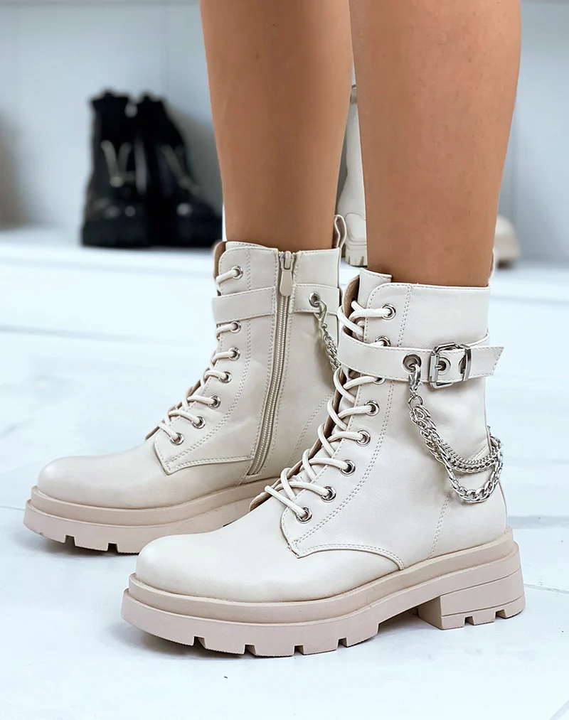 Bottines beiges à chaîne argentée