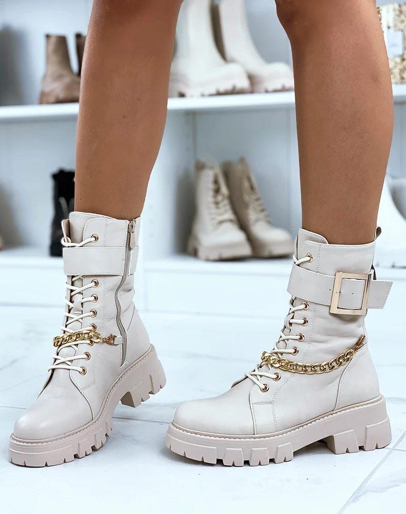 Bottines beiges montantes à chaîne et lanière dorée