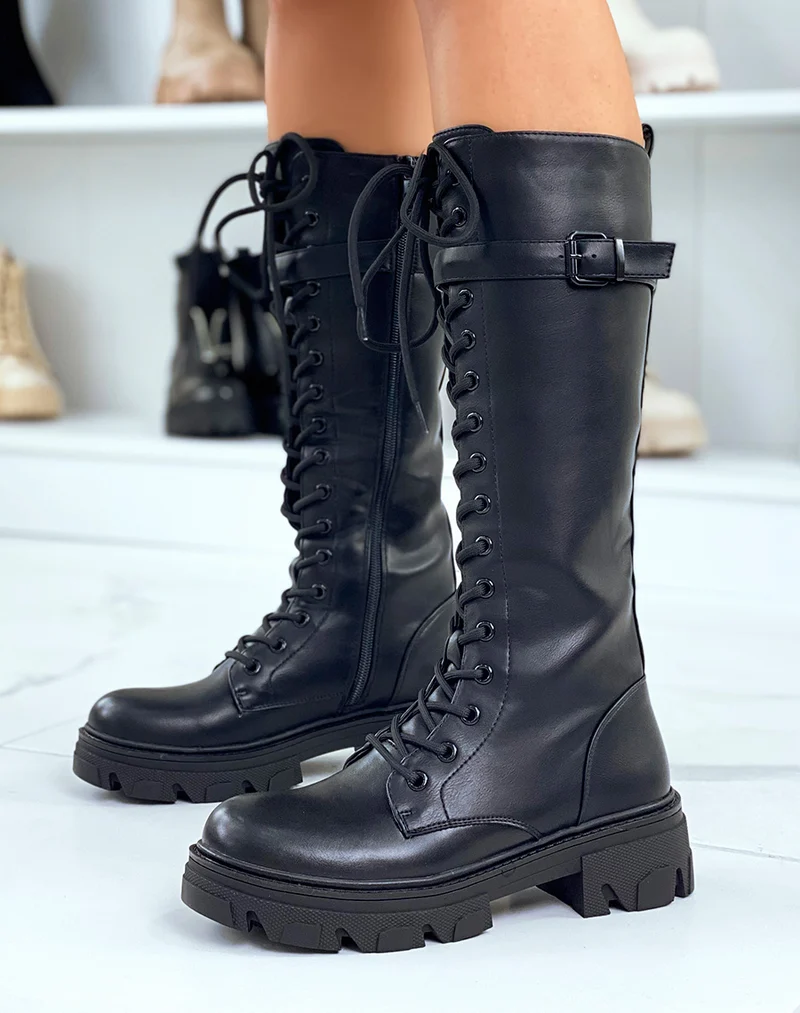 Bottes noires lacées à lanière et semelle crantée