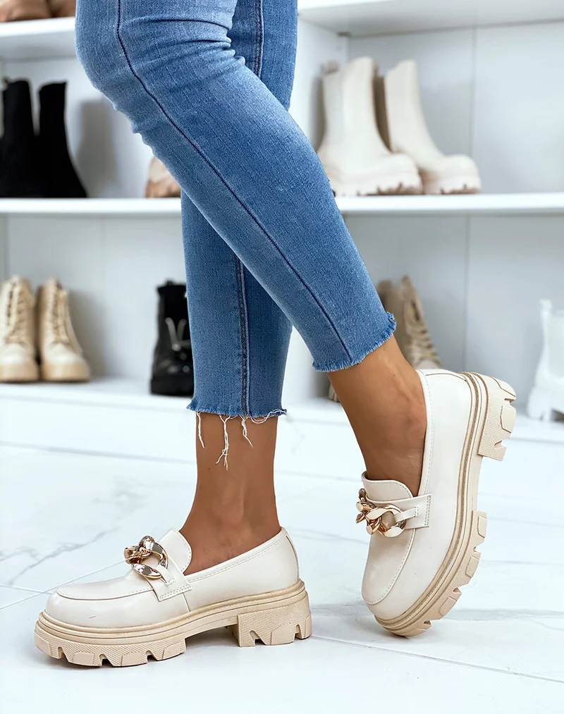 Mocassins beiges à semelle crantée et chaîne dorée