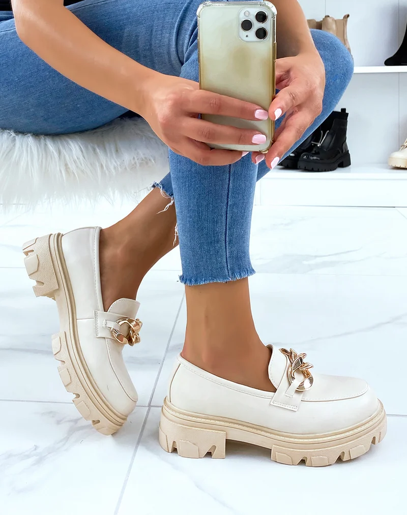 Mocassins beiges à semelle crantée et chaîne dorée