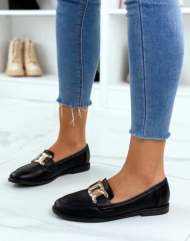 Mocassins noirs plats à chaîne dorée