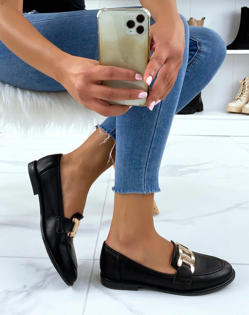 Mocassins noirs plats à chaîne dorée
