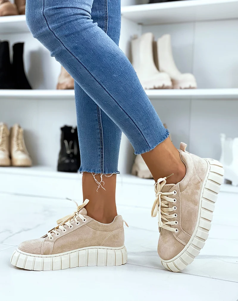 Baskets en suédine beige à lacets et semelle beige