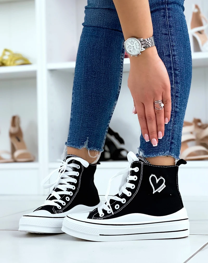 Baskets montantes noires avec un coeur brodé
