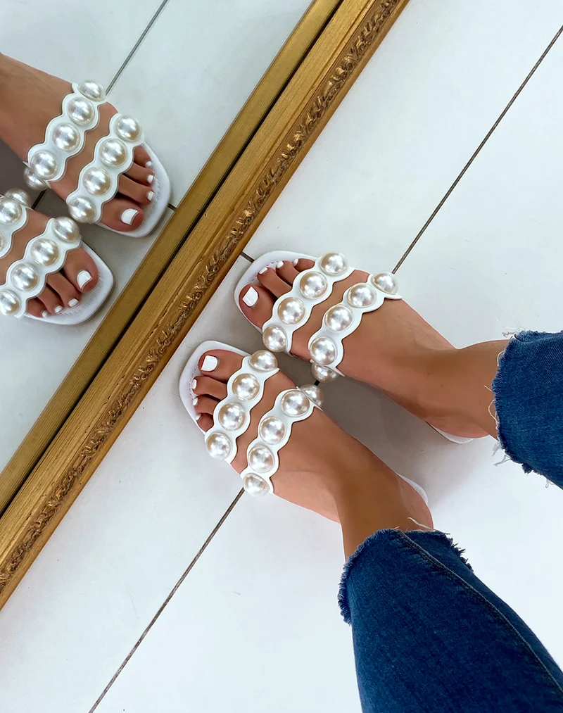 Mules plates blanches à double brides et perles blanches