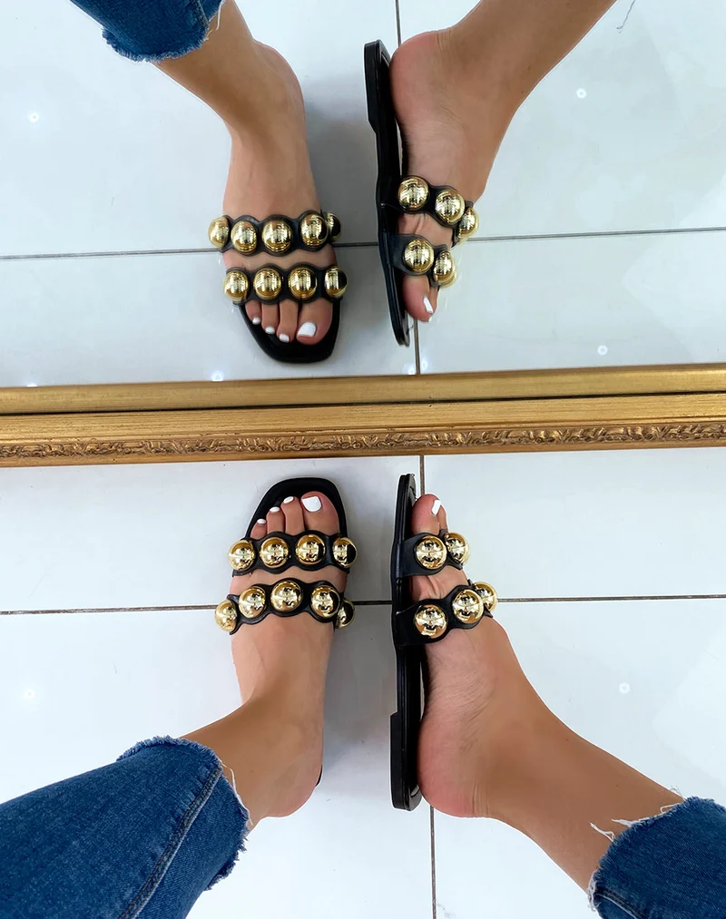 Mules plates noires à double brides et perles dorées