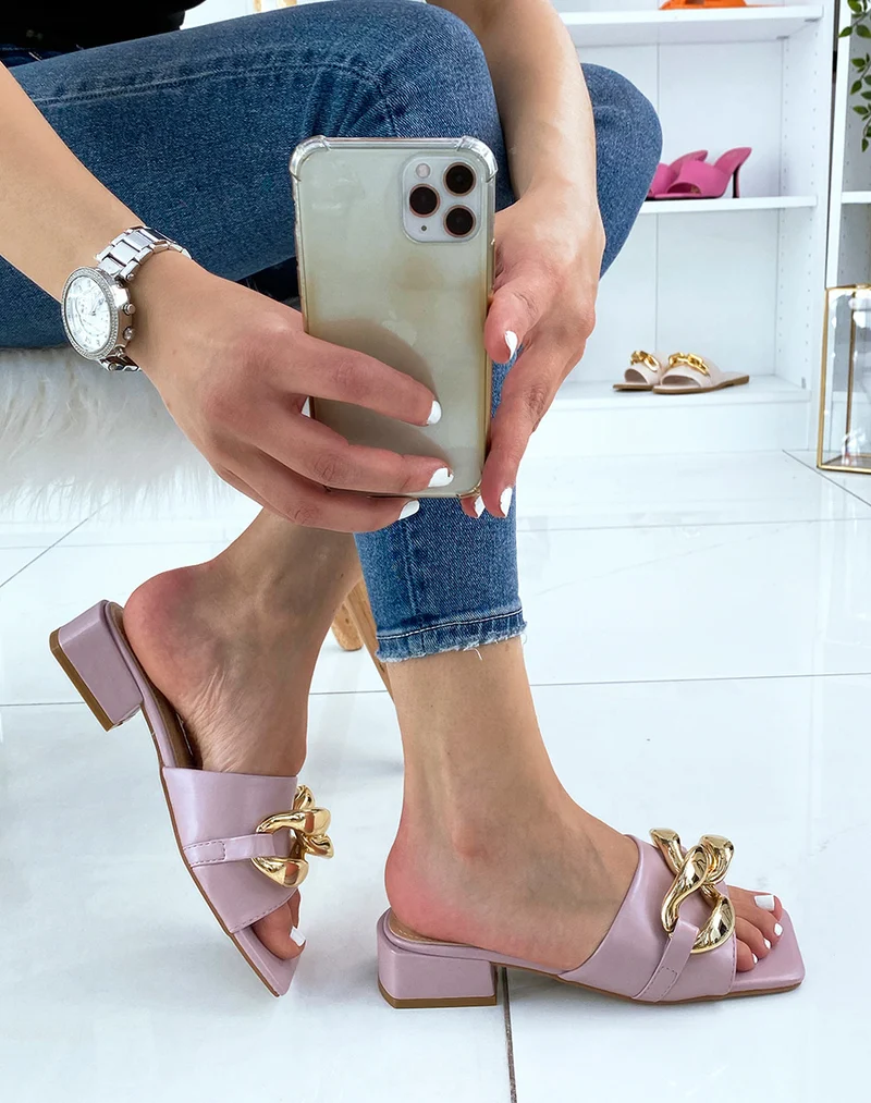 Mules violet pastel à petit talon et grosse chaîne
