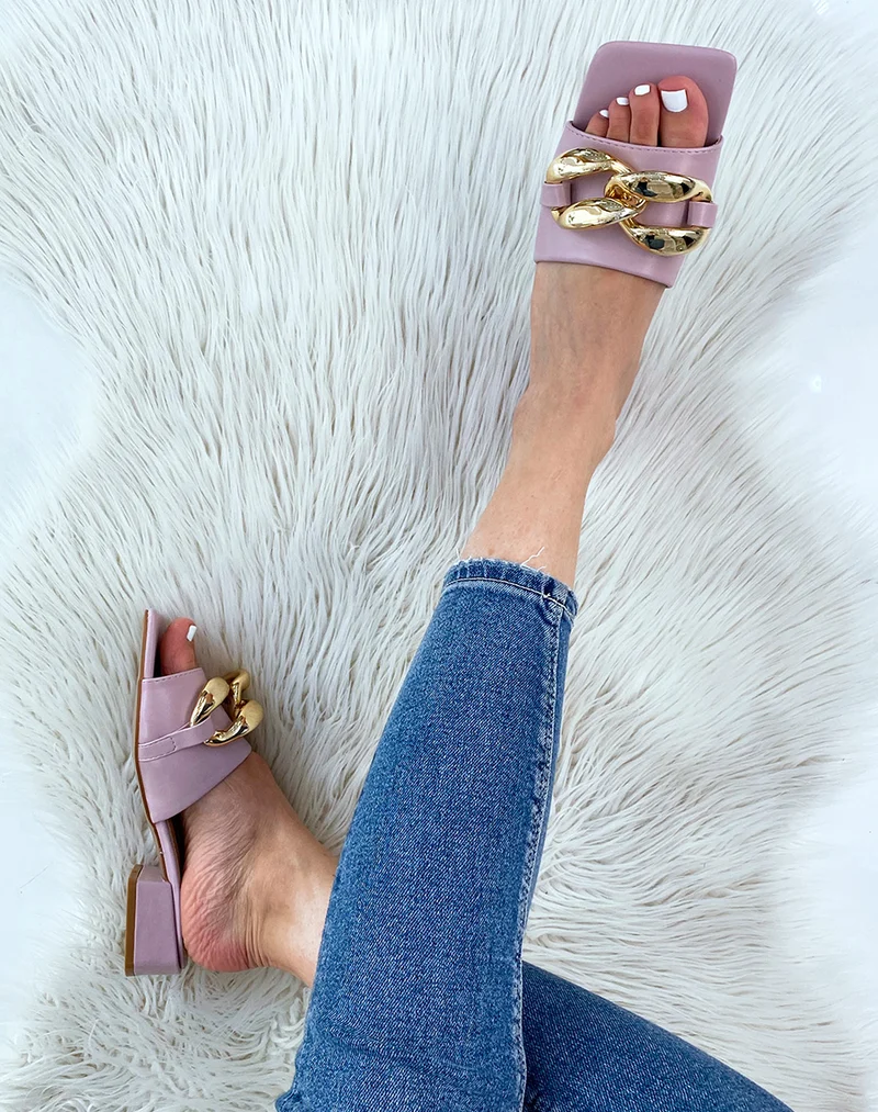 Mules violet pastel à petit talon et grosse chaîne