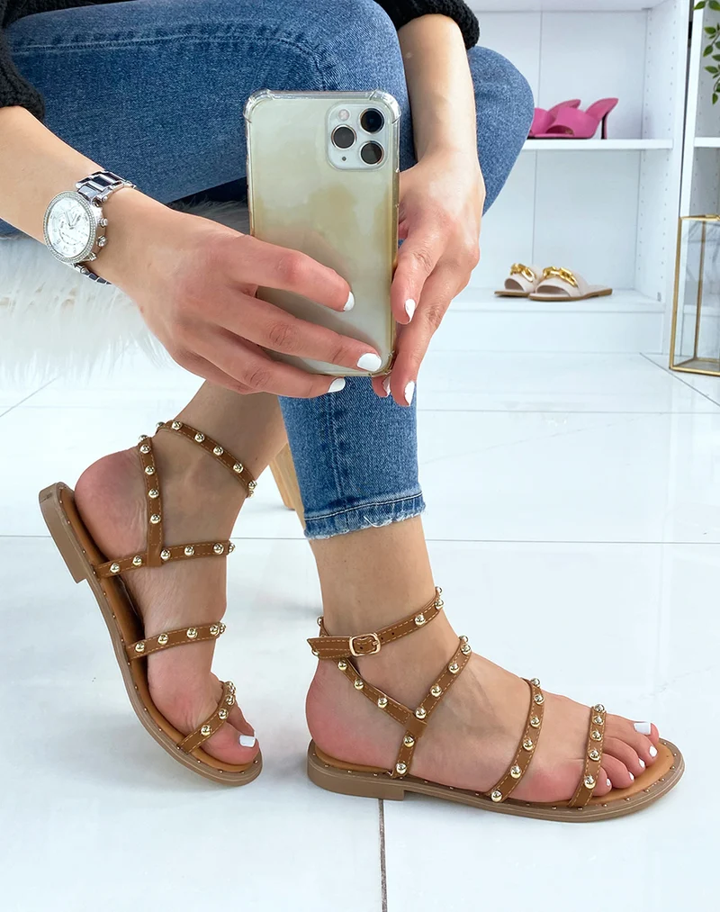 Nu-pieds camel à multiples brides cloutées