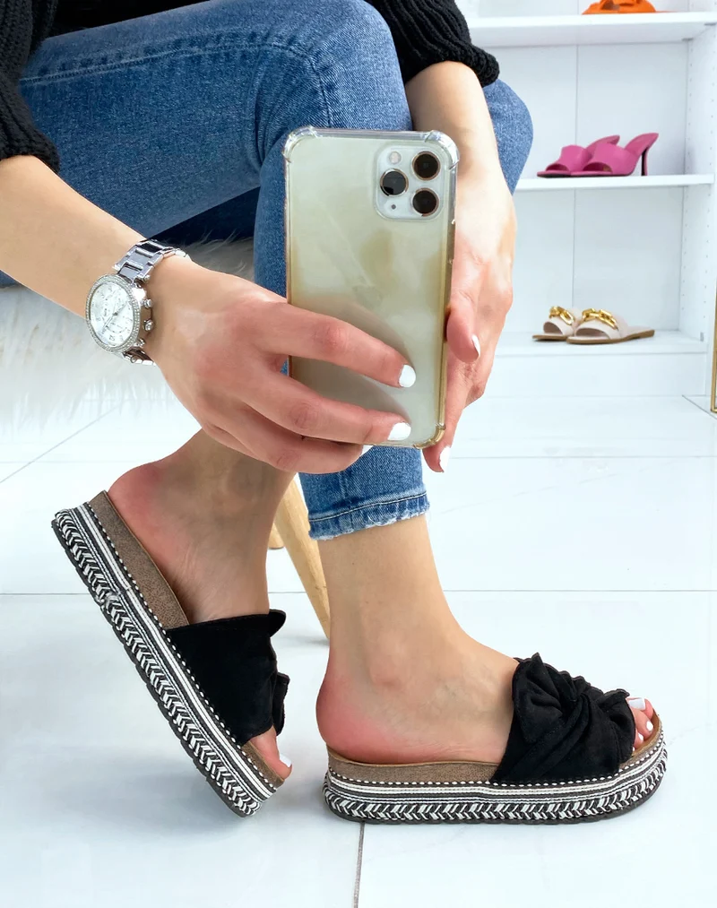 Mules à large bride en suédine noire et motif aztèque
