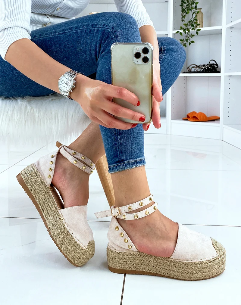Compensées beiges cloutées style espadrilles