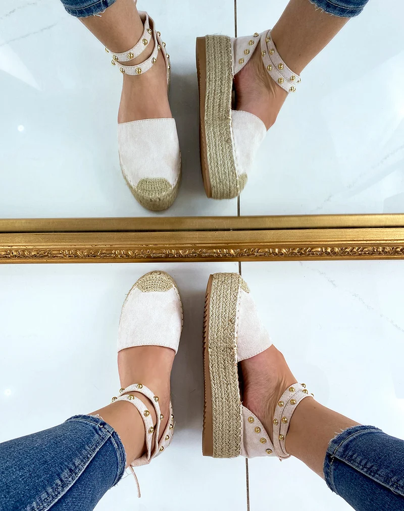 Compensées beiges cloutées style espadrilles