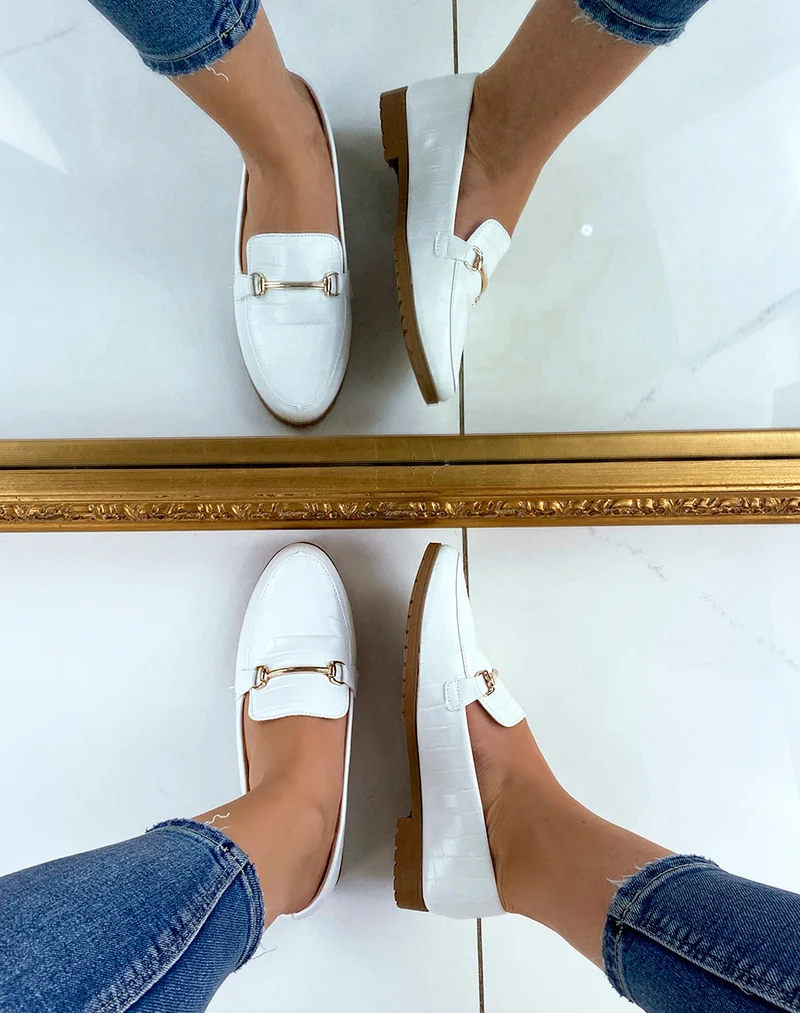 Mocassins blancs effet croco à détail doré