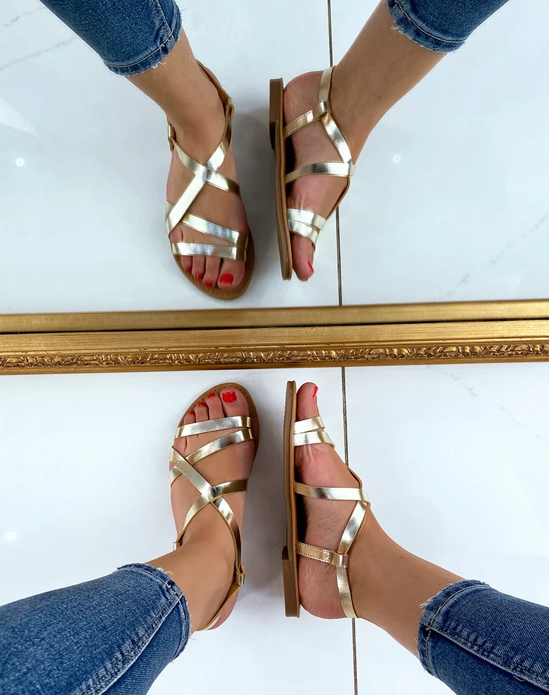 Nu-pieds dorés à multiples brides fines