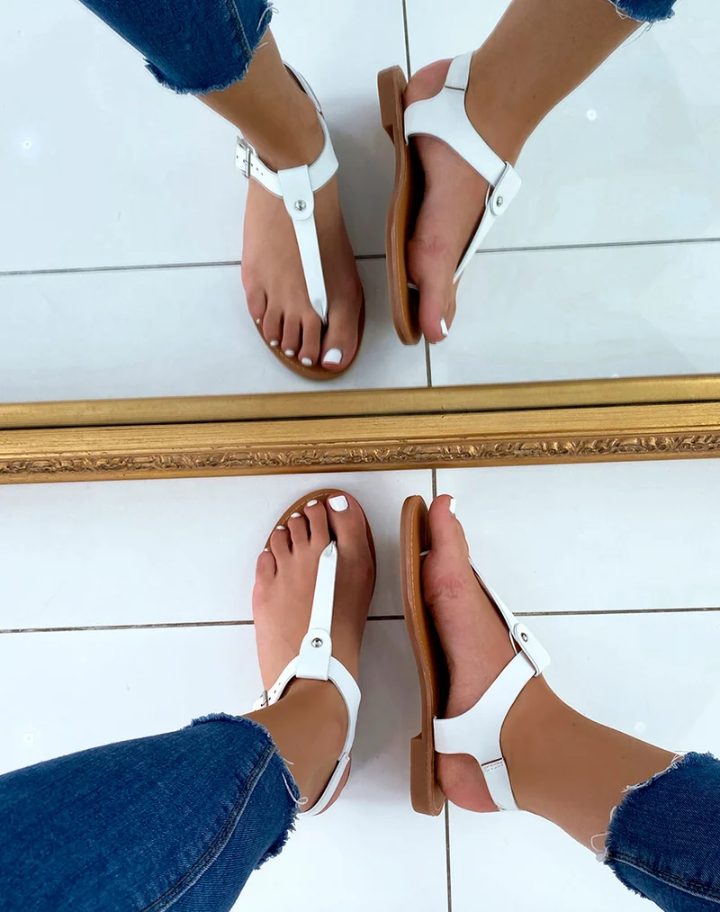 Nu-pieds blancs à clou doré