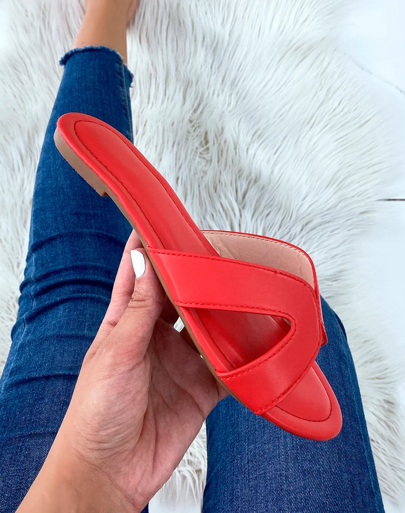 Mules plates rouges à brides croisées