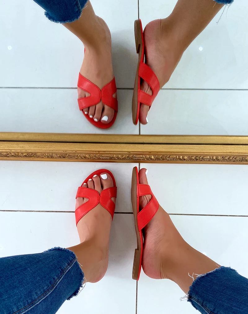 Mules plates rouges à brides croisées