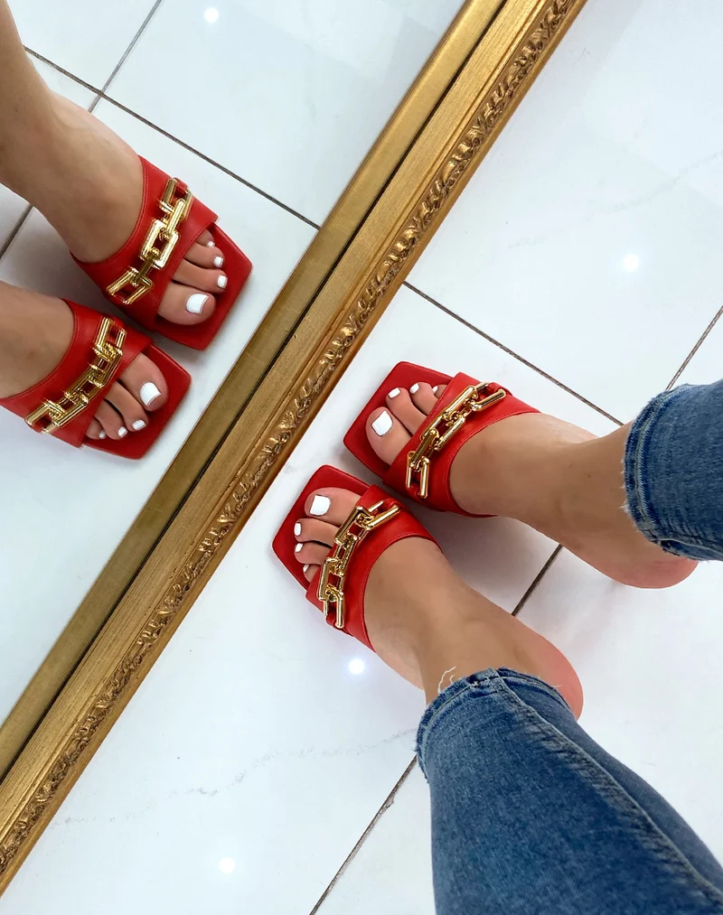 Mules à talon rouges à chaîne dorée